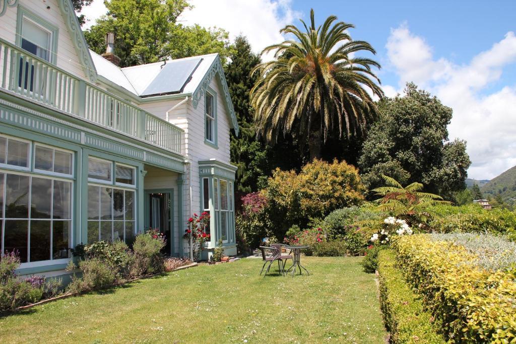 A Woodsy House Hotel Nelson Exterior photo